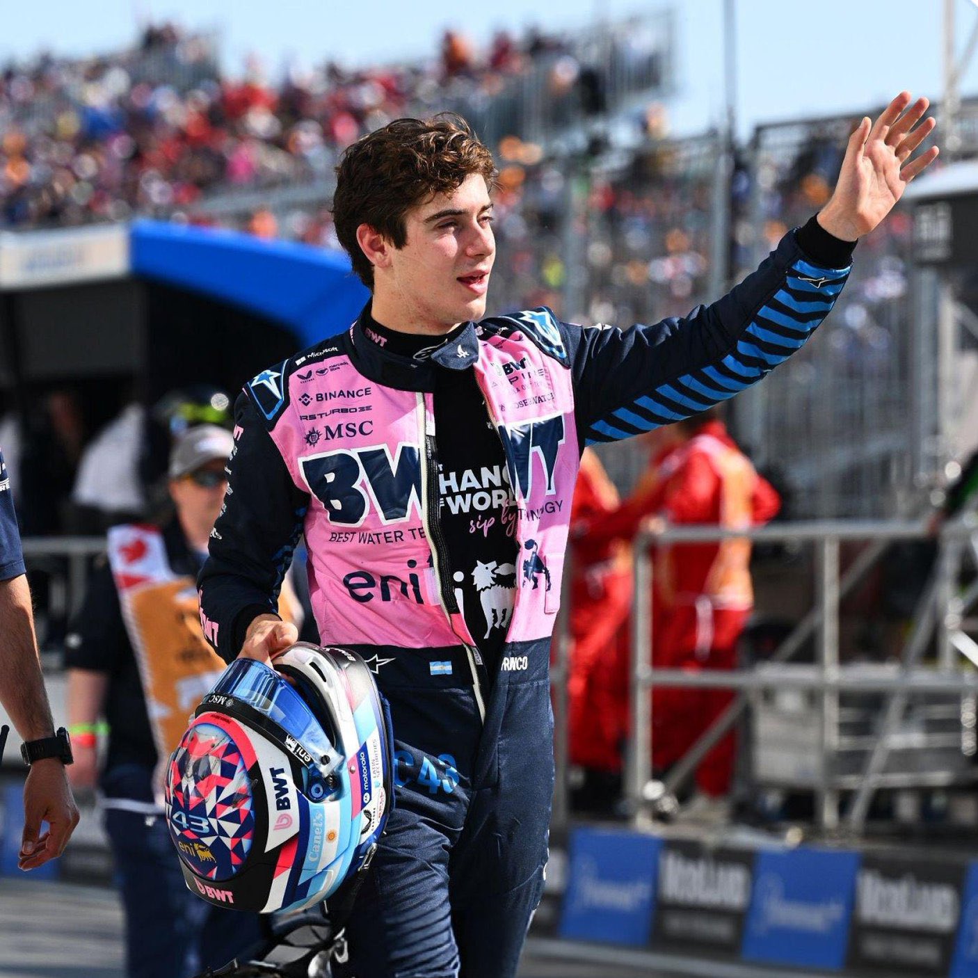 Franco Colapinto saludando con la indumentaria BWT Alpine